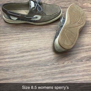 Women’s Sperry’s size 8.5 hardly used. Asking 35